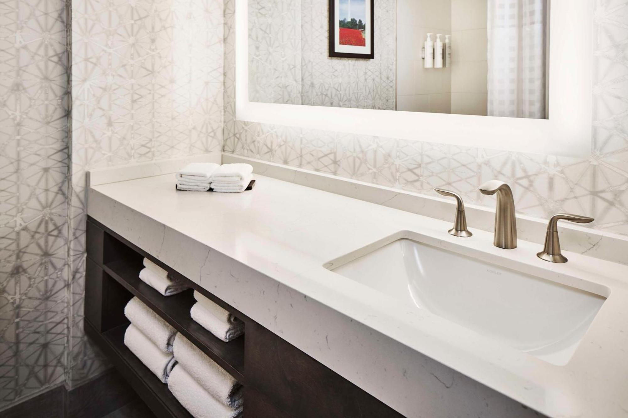 Hotel Embassy By Hilton Old Town 3*