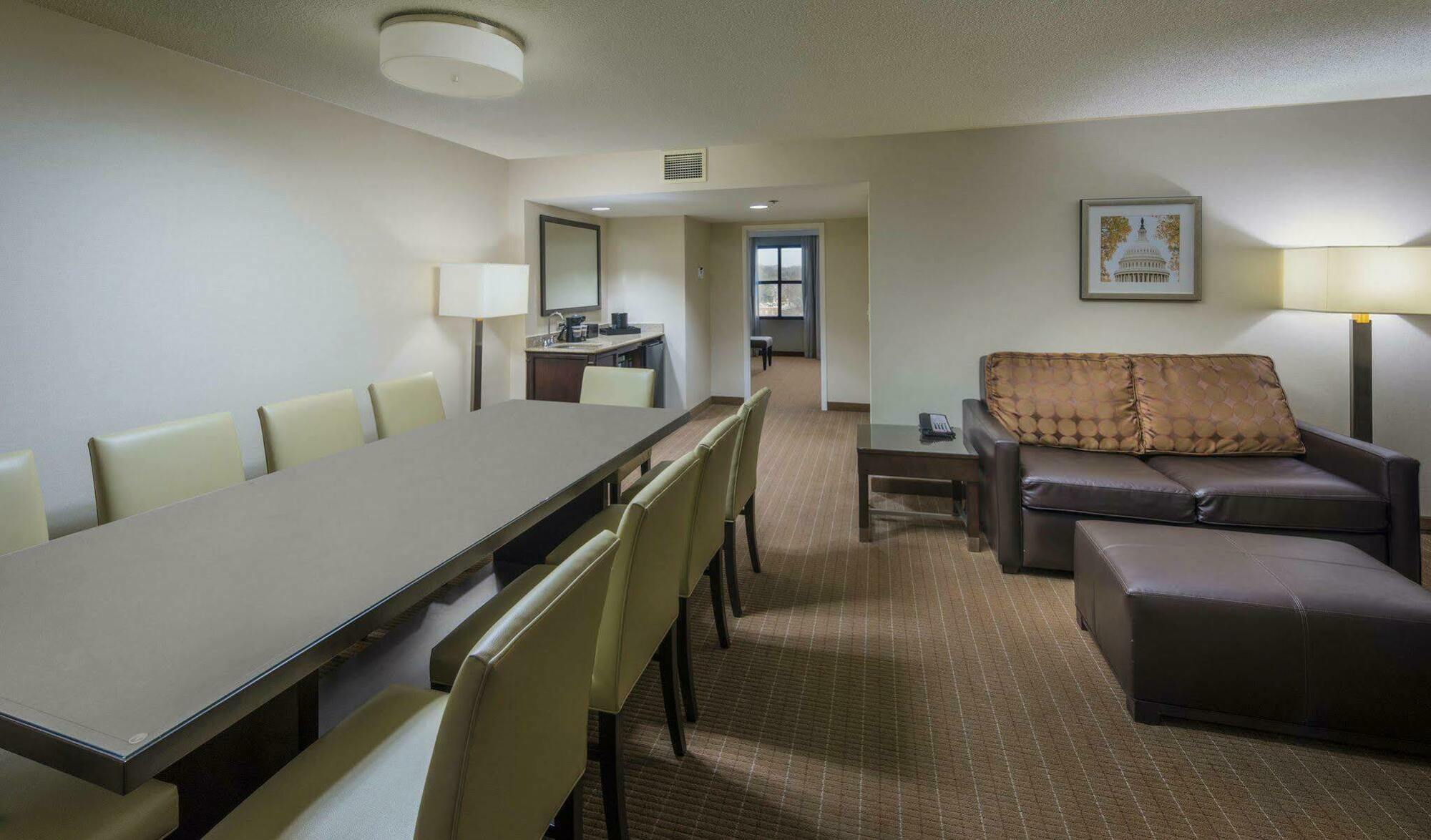 Hotel Embassy By Hilton Old Town 3*
